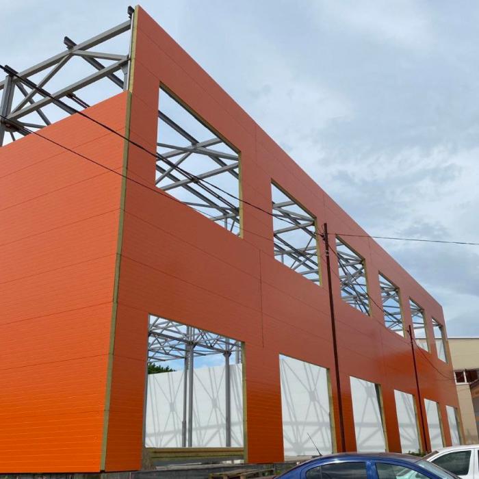 Фасад здания с горизонтальными угловыми панелями