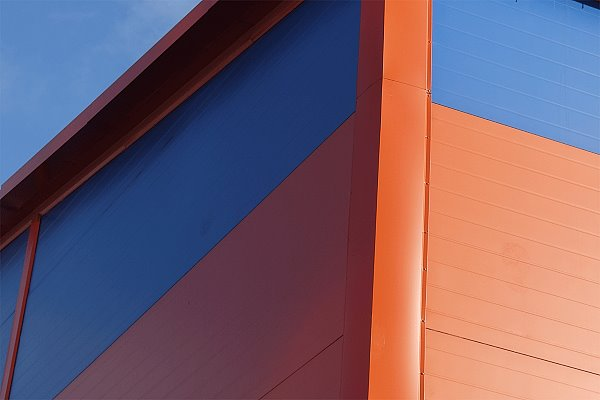 Вертикальная угловая сэндвич-панель из ППС — пример